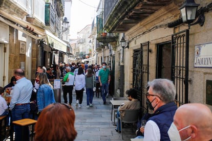 Varias personas en una calle de terrazas de Baiona, en Vigo, Pontevedra el pasado domingo.