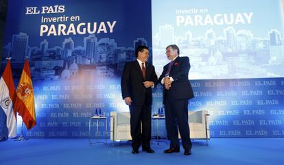 Horacio Cartes, presidente de Paraguay charla con Juan Luis Cebrián, presidente del Grupo Prisa.