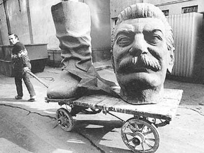 Un empleado del Estado retira en Hungría lo que queda de una estatua del camarada Stalin.