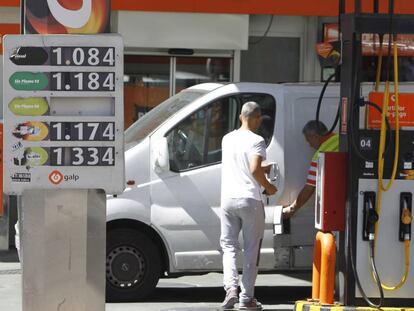 Una furgoneta reposta en una gasolinera de Madrid.