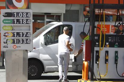 Una furgoneta reposta en una gasolinera de Madrid.