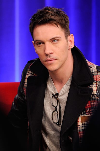 Jonathan Rhys Meyers. El actor de Match Point y Los Tudor fue arrestado en 2005 por las acusaciones de haber golpeado a su novia adolescente, Reena Hammer, que él defendio como una discusión mutua.  En 2010, una empleada de United Airlines lo acusó de haberla agredido cuando se le prohibió abordar un vuelo por el estado de ebriedad en el que se encontraba. Kathryn Williams lo denunció por haberle inflingido abusos verbales y físicos que terminaron en heridas y en severas secuelas emocionales.