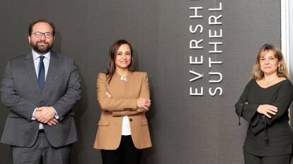 De izquierda a derecha: Jacobo Martínez, socio director de Eversheds Sutherland, Elena Herrero-Visairas y María Hernández, socia directora del departamento de Compliance & ESG