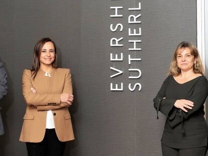 De izquierda a derecha: Jacobo Martínez, socio director de Eversheds Sutherland, Elena Herrero-Visairas y María Hernández, socia directora del departamento de Compliance & ESG