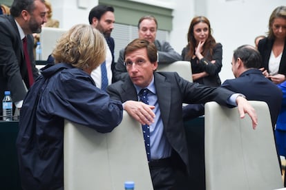 El alcalde de Madrid, José Luis Martínez Almeida, durante una sesión ordinaria del pleno municipal, en el Palacio de Cibeles, a 28 de enero de 2025, en Madrid (España).