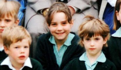 Kate Middleton, en el centro de la imagen, en sus a&ntilde;os de colegio.