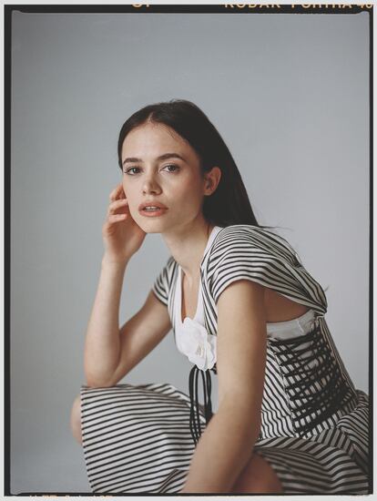 Guiomar, con vestido bustier y camiseta de tirantes, todo de Philosophy di Lorenzo Serafini.