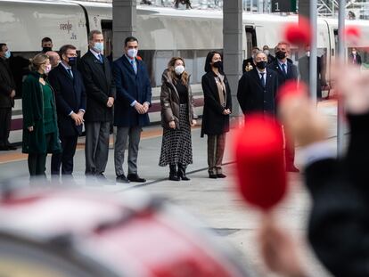 Inauguración de AVE a Galicia con Yolanda Díaz, Alberto Nuñez Feijóo, Felipe VI, Pedro Sánchez y Raquel Sánchez a su llegada a la estación de Ourense.