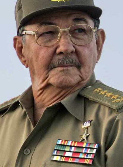 Raúl Castro, durante un desfile militar en diciembre de 2006 en La Habana.