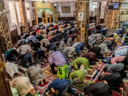 Rezo del viernes 4 de junio en la mezquita Baitul Mukarran del barrio de Lavapiés, Madrid.