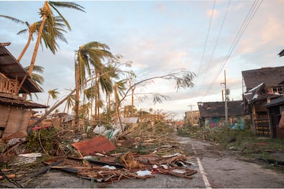 La calle principal de General Luna tras el tifón. General Luna es el pueblo más turístico de la isla de Siargao, donde la gran mayoría de bares, restaurantes y tiendas se concentran. Pincha en la imagen para ver la galería completa