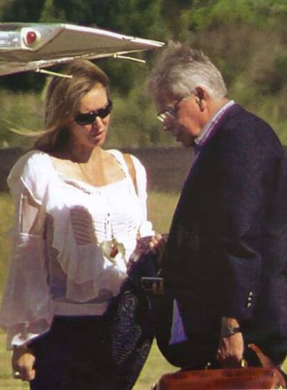 Felipe González, junto a Mar García Baquero, en Uruguay.