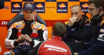 Stoner habla con miembros del equipo Repsol Honda en Cheste.