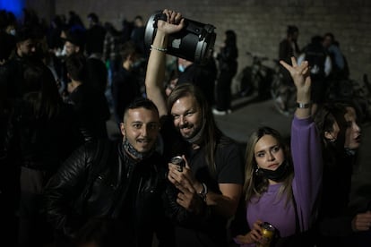 Jóvenes con un altavoz de fiesta en el Fossar de les Moreres de Barcelona. 