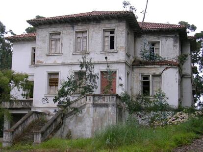 En este sanatorio de Isla Pedrosa (Cantabria) alguien vio bajar por las escaleras a un grupo de fantasmas de niños vestidos con ropas antiguas.