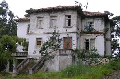 En este sanatorio de Isla Pedrosa (Cantabria) alguien vio bajar por las escaleras a un grupo de fantasmas de niños vestidos con ropas antiguas.