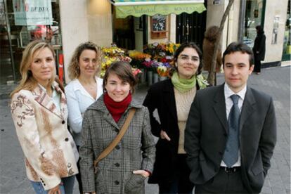 De izquierda a derecha, Abigaíl Huertas, Inmaculada Palanca, Susana Cruvilles, Maite Martín y Teodoro Uría, del equipo de salud mental.