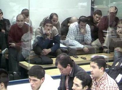 Imagen de los acusados en la habitación de cristal blindado desde donde siguen el juicio.