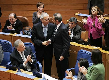 La conselleira Teresa Táboas conversa con Pilar Rojo (de espaldas) ayer en el Parlamento.