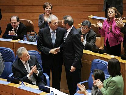 La conselleira Teresa Táboas conversa con Pilar Rojo (de espaldas) ayer en el Parlamento.