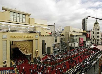 La Academia de las Artes y Ciencias Cinematogrficas de EE UU celebra esta madrugada la 79 edicin de los Oscar. Todo est listo para que comience la gala. Desde hace varios das los operarios se han afanado en dejar lista la alfombra por la que desfilarn los nominados.