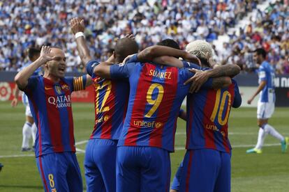 Els jugadors dell FC Barcelona feliciten Lionel Messi després del gol al Leganés durant el partit de La Lliga que tots dos equips han disputat a l'estadi de Butarque.