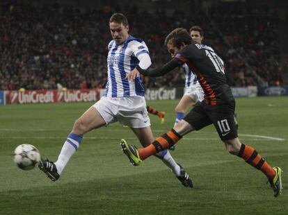 Jon Ansotegi pelea por el control del balón con Bernard.