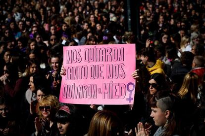 Miles de mujeres se han concentrado este viernes en San Sebastián, convocadas por el Movimiento Feminista de Euskal Herria, con motivo del Día de la Mujer.