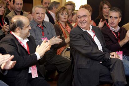 Javier Rojo, a la derecha, junto a Txarli Prieto en el V Congreso del PSE de Álava celebrado en Vitoria en noviembre de 2005.