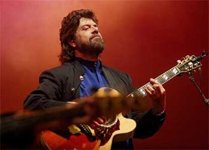 Alan Parsons toca la guitarra durante suactuación en la plaza Mayor.