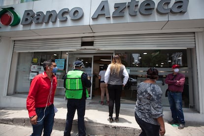 Una sucursal de Banco Azteca en Ciudad de México, en abril de 2020.