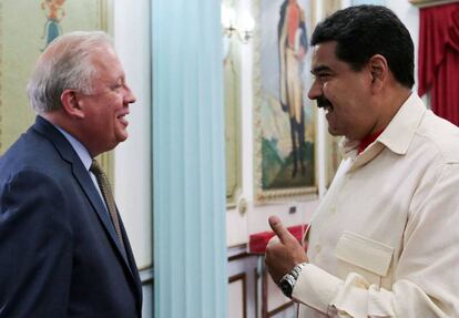 El enviado estadounidense Thomas Shannon con el presidente Nicol&aacute;s Maduro esta semana