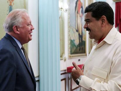 El enviado estadounidense Thomas Shannon con el presidente Nicol&aacute;s Maduro esta semana