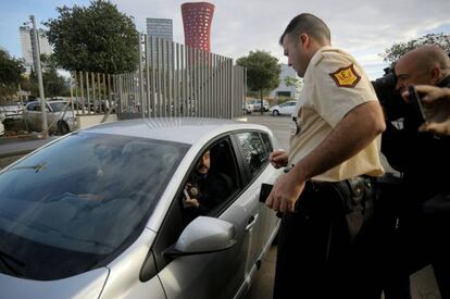 Un agent de la Guàrdia Civil s'identifica a l'entrada del CTTI.