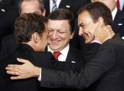 El presidente francés, Nicolas Sarkozy (de espaldas), saluda a José Luis Rodríguez Zapatero en presencia de Durão Barroso.