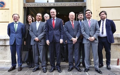 Alberto Fabra con el presidente de la CEV, Salvador Navarro, y varios consejeros, antes de la reuni&oacute;n que mantuvo la patronal con el PP.