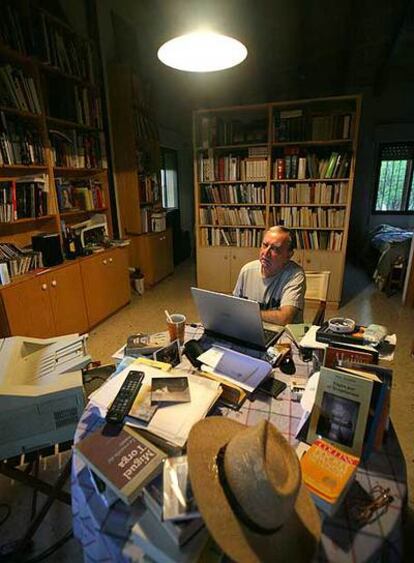 El escritor Rafael Chirbes, en su estudio de Beniarbeig, Alicante.