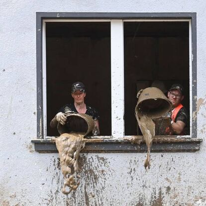 Enrique Müller (Berlin): Dos personas sacan lodo de una casa en la ciudad de Dernau. Las lluvias torrenciales que azotaron la semana pasada el oeste de Alemania, desencadenando graves inundaciones, enormes daños materiales y causando más de 170 muertos, han sido clasificadas por expertos como un "suceso único en este siglo", ya que han superaron con creces los registros anteriores. El Servicio Meteorológico Alemán (DWD) publicó el jueves su clasificación climatológica, según la cual un número inusualmente alto de estaciones de medición aportaron datos extremos de la región de Renania-Palatinado y Renania del Norte-Westfalia.