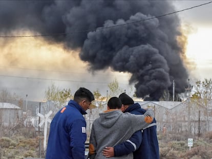 Trabajadores de la petrolera New American Oil observan el incendio en Plaza Huincul, el 22 de septiembre, 2022.