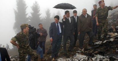 Trillo, en su visita al lugar del accidente del Yak-42 en Trebisonda, en mayo de 2003.