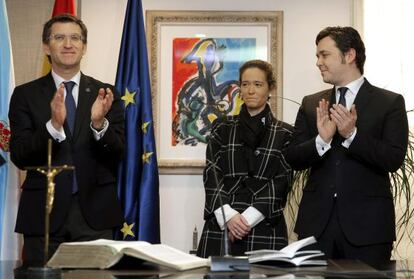 Feijóo, primero a la izquierda, ayer en la toma de posesión de Mar Sánchez y Lucas Martinón.