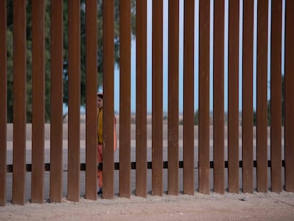 Un joven migrante en la frontera entre México y Estados Unidos, a la altura de Yuma (Arizona).