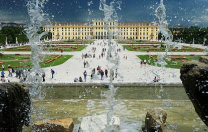 Turistas en los jardines del Palacio de Schönbrunn de Viena, Austria.