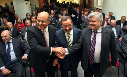 Valencia, abril de 2009. Gerardo Díaz Ferrán, todavía presidente de la CEOE, felicita a José Vicente González tras su reelección como presidente de la Confederación Empresarial Valenciana (CEV), ante Rafael Ferrando (Cierval).