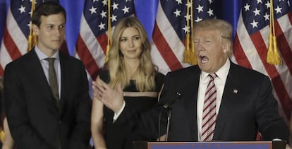 Donald Trump con su yerno Jared Kushner y su hija Ivanka