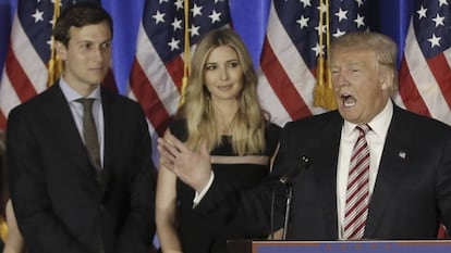 Donald Trump con su yerno Jared Kushner y su hija Ivanka