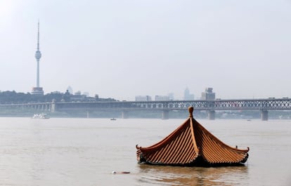 A pavilion is seen submerged in the flooded Yangtze River in Wuhan, Hubei province, July 7, 2016. Picture taken July 7, 2016. REUTERS/Stringer REUTERS ATTENTION EDITORS - THIS IMAGE WAS PROVIDED BY A THIRD PARTY. EDITORIAL USE ONLY. CHINA OUT. NO COMMERCIAL OR EDITORIAL SALES IN CHINA.