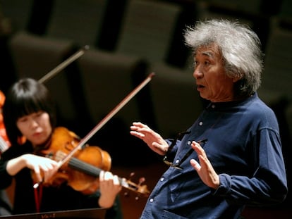 El director de orquesta Siji Ozawa conduce la orquesta Seiji Ozawa Ongaku-juku durante un ensayo en el Teatro Nacional de Beijing.