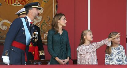 El 12 de octubre de 2015 los reyes y sus hijas en el desfile de la Fiesta Nacional. Este fue uno de los primeros actos oficiales a los que los Monarcas llevaron a sus hijas, acto que han repetido desde entonces.