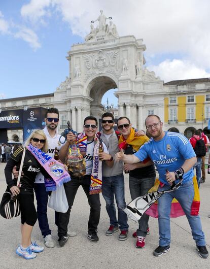 Hinchas del Real Madrid en el centro de Lisboa antes de la final de la UEFA Champions League entre el Atlético de Madrid y el Real Madrid en Lisboa,